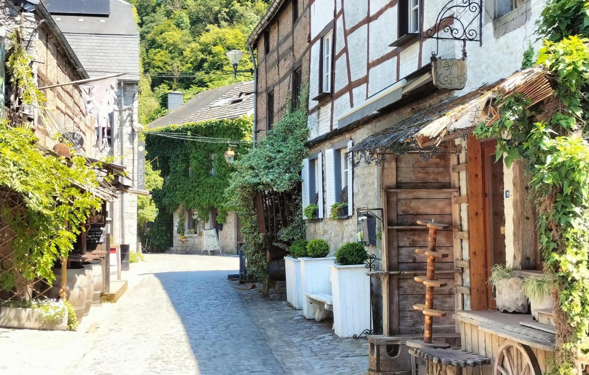 Nice Home In Somme-Leuze With Wifi 외부 사진